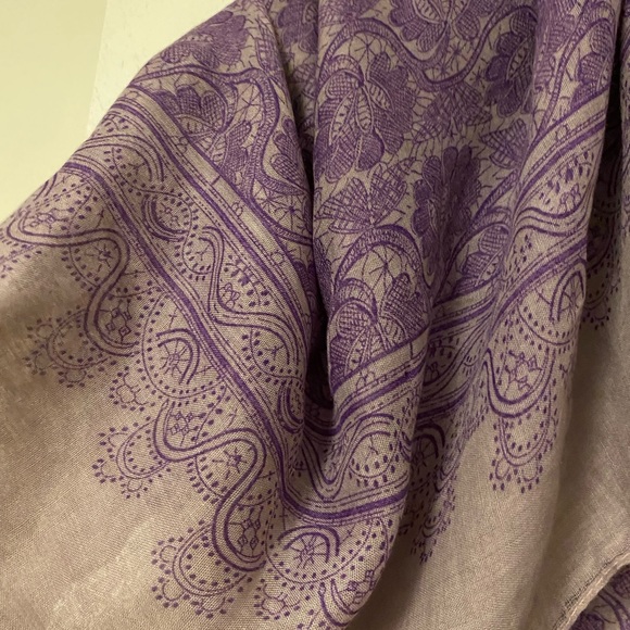 Beautiful scarf - Picture 2 of 2